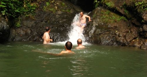 Ava’nın Buz Gibi Sularında Serinleniyorlar!
